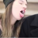 Video de una chica intentando besar desconocidos