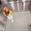 Broma en el ascensor con la niña fantasma