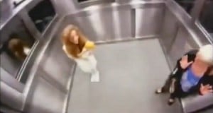 broma en el ascensor